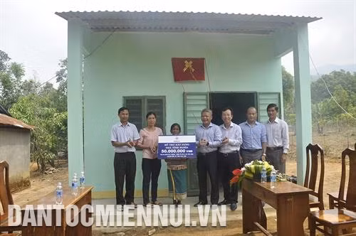 昆嵩省特别关注优抚工作。图为向得苏县文兰乡色当族人移交房屋。记者 文芳 摄 跨得河县得珀斯河的吊桥帮助色当族人出行和贸易更加便利。记者 文芳 摄