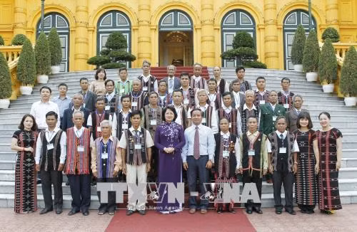 越南国家副主席邓氏玉盛同承天顺化省少数民族先进模范代表合影。(图片来源:越通社) 越南国家副主席邓氏玉盛同承天顺化省少数民族先进模范代表合影。(图片来源:越通社)