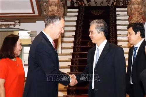 胡志明市人民委员会副主席吴明珠会见美国VISA集团亚太区总裁克里斯·克拉克。图自越通社 胡志明市人民委员会副主席吴明珠会见美国VISA集团亚太区总裁克里斯·克拉克。图自越通社