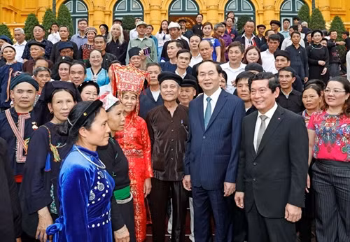 越南国家主席陈大光和北部边境地区少数民族艺人、村寨长老、模范代表合影(图片来源:越通社) 越南国家主席陈大光和北部边境地区少数民族艺人、村寨长老、模范代表合影(图片来源:越通社)