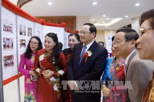 代表们参观有关越老关系的图片展。(图片来源:越通社) 代表们参观有关越老关系的图片展。(图片来源:越通社)