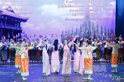 集会上的文艺节目。(图片来源:越通社) 集会上的文艺节目。(图片来源:越通社)