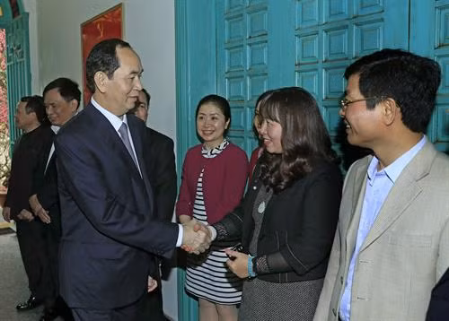 陈大光与中央司法改革指导委员会办公厅工作人员握手。(图片来源:越通社) 陈大光与中央司法改革指导委员会办公厅工作人员握手。(图片来源:越通社)