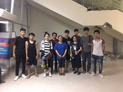 10名越南大学生。图自互联网