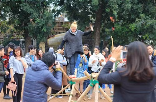 附图:在越南的外国留学生包粽子(图片来源:越通社) 附图:在越南的外国留学生包粽子(图片来源:越通社)