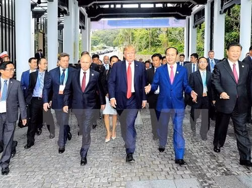 资料图:越南国家主席陈大光与APEC各成员经济体领导人。(图片来源:越通社) 资料图:越南国家主席陈大光与APEC各成员经济体领导人。(图片来源:越通社)