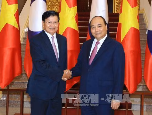 越南政府总理阮春福与老挝总理通伦•西苏里（图片来源：越通社）