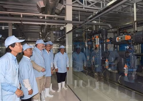 各位代表参观水质处理厂。图自越通社 各位代表参观水质处理厂。图自越通社