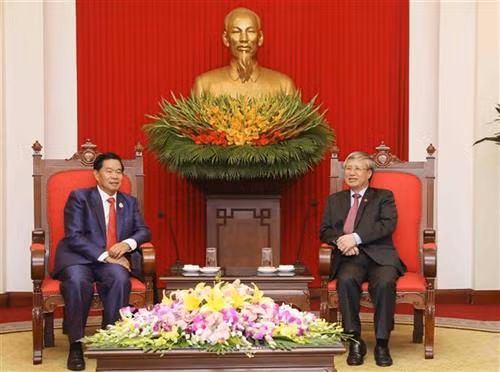 越共中央书记处常务书记陈国旺(右）会见老挝首都万象市委书记兼市长辛拉冯•库派吞。图自越通社