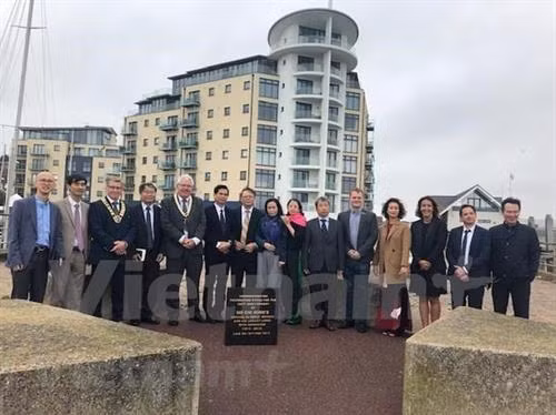 越南山罗省人民委员会主席黄国庆率领该省代表团参观英国苏塞克斯郡纽黑文市胡伯伯纪念区。图自越通社