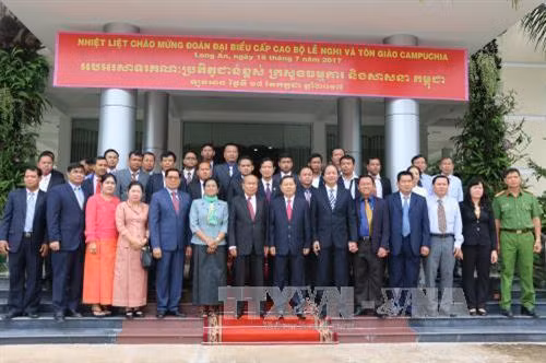 柬埔寨宗教事务部代表团与隆安省人民委员会代表合影纪念。(图片来源:越通社) 柬埔寨宗教事务部代表团与隆安省人民委员会代表合影纪念。(图片来源:越通社)