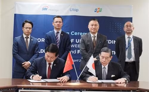 越南FPT集团与日本SBI控股株式会社领导签署合作合同。图自因特网 越南FPT集团与日本SBI控股株式会社领导签署合作合同。图自因特网