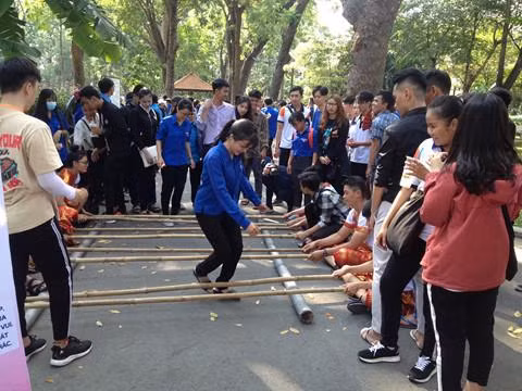 青年们参加各民族游戏。(图片来源:互联网) 青年们参加各民族游戏。(图片来源:互联网)