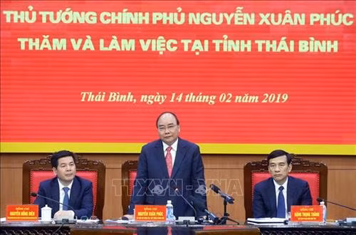 14日，越南政府总理阮春福（中）已同太平省领导举行工作会谈，调研当地经济社会发展情况。越通社记者 统一 摄