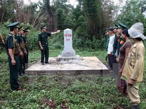 承天顺化省与老挝加强合作 致力建设越老和平友好边界线 ảnh 2