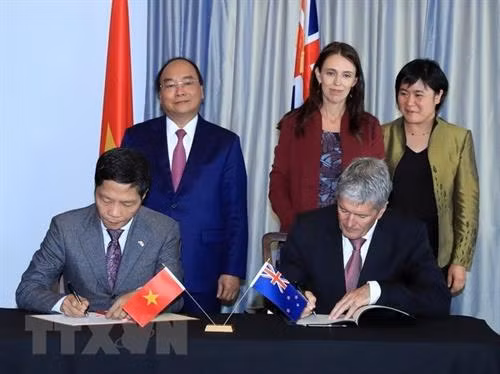 越南政府总理阮春福与澳大利亚总理杰辛达·雅顿出席两国合作文件签字仪式。(图片来源:越通社) 越南政府总理阮春福与澳大利亚总理杰辛达·雅顿出席两国合作文件签字仪式。(图片来源:越通社)