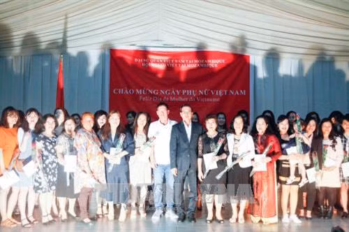 驻莫桑比克大使阮文忠与旅莫越南妇女合影(图片来源:越通社) 驻莫桑比克大使阮文忠与旅莫越南妇女合影(图片来源:越通社)