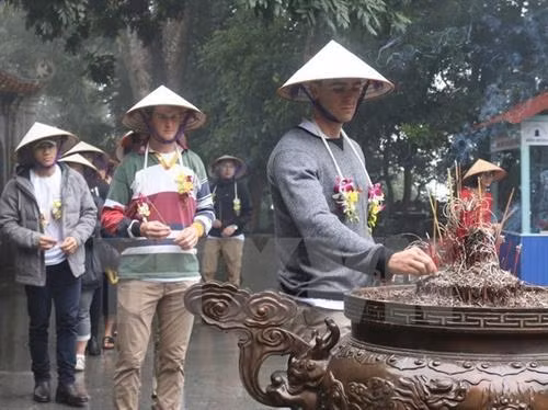 来自澳大利亚迪肯大学的游客向各位雄王敬香。(图片来源:越通社) 来自澳大利亚迪肯大学的游客向各位雄王敬香。(图片来源:越通社)