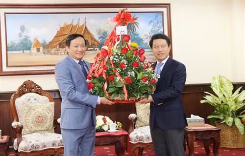 越南驻老挝大使阮伯雄向老挝外交部致以传统新年祝福。图自越通社 越南驻老挝大使阮伯雄向老挝外交部致以传统新年祝福。图自越通社