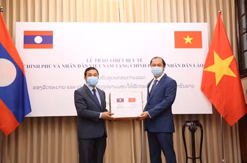 越南外交部副部长阮国勇（右）出席越南政府向老挝捐赠医疗物资交接仪式。图自越通社