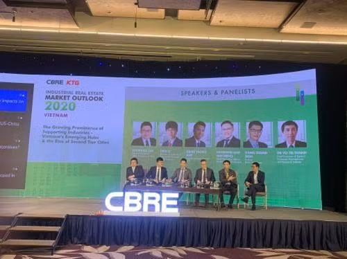论坛上的各位演讲者。图自越通社 论坛上的各位演讲者。图自越通社
