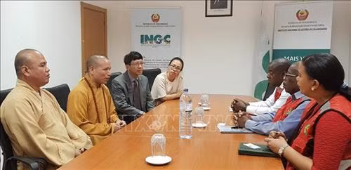 越南佛教协会莫桑比克分会会长释同慧希望莫桑比克政府和人民早日度过难关。图自越通社 越南佛教协会莫桑比克分会会长释同慧希望莫桑比克政府和人民早日度过难关。图自越通社