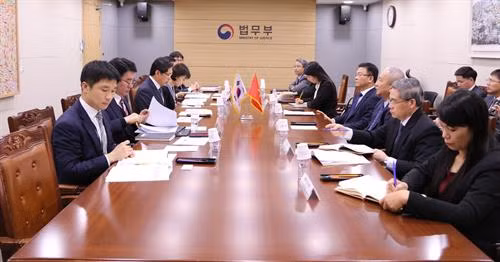 越南司法部代表团与韩国司法部代表团进行会晤。图自越通社