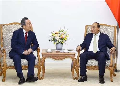 越南政府总理阮春福（右）与日本丸韩株式公社社长韩昌佑（Han Chang-woo）。图自越通社