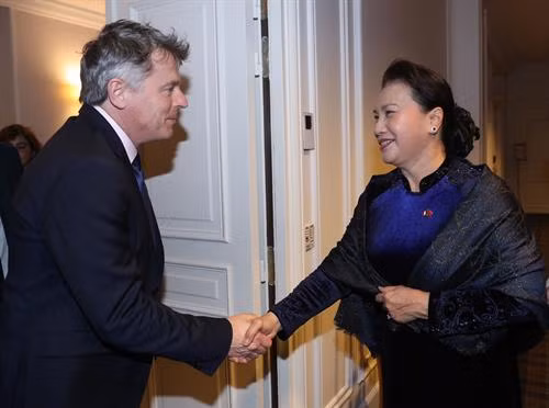 越南国会主席阮氏金银(右)与法国共产党全国书记法比安鲁塞尔(左)亲切握手。图自越通社 越南国会主席阮氏金银(右)与法国共产党全国书记法比安鲁塞尔(左)亲切握手。图自越通社