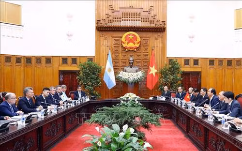 越南政府总理阮春福会见阿根廷总统马克里。图自越通社 越南政府总理阮春福会见阿根廷总统马克里。图自越通社