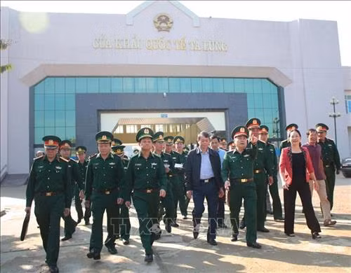 越南国防部工作代表团走访检查第五次越中边境国防友好交流活动相关准备工作。图自越通社 越南国防部工作代表团走访检查第五次越中边境国防友好交流活动相关准备工作。图自越通社