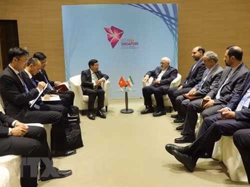 越南政府副总理兼外交部长范平明(左)会见伊朗外交部长扎里夫。越通社记者 春咏 摄 越南政府副总理兼外交部长范平明(左)会见伊朗外交部长扎里夫。越通社记者 春咏 摄