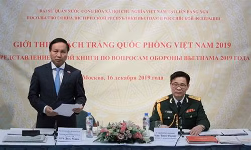 柬埔寨国防部政策与外事总局局长、国际关系局局长潘威帕速比（Phat Vibolsopheak）发表讲话。图自越通社