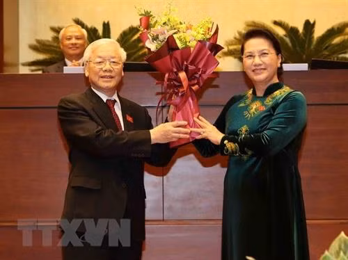 越南国会主席阮氏金银向越共中央总书记、国家主席阮富仲献花祝贺。图自越通社 越南国会主席阮氏金银向越共中央总书记、国家主席阮富仲献花祝贺。图自越通社