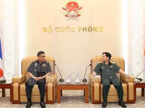 越南国防部长吴春历(右)会见泰国国防部常务秘书猜昌。(图片来源:越通社) 越南国防部长吴春历(右)会见泰国国防部常务秘书猜昌。(图片来源:越通社)