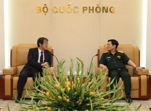 越南国防部部长吴春历会见日本驻越南大使梅田邦夫。（图片来源：越通社）