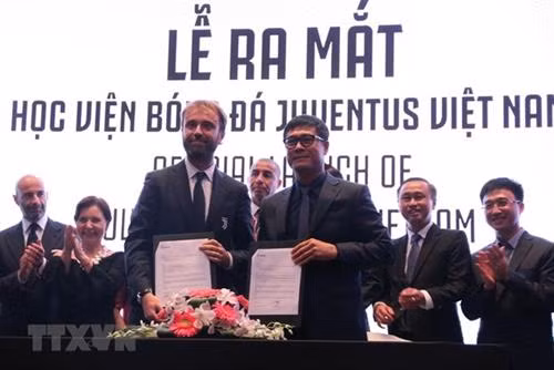平明体育营销股份公司同尤文图斯(Juventus)足球俱乐部代表签署合作备忘录。图自越通社 平明体育营销股份公司同尤文图斯(Juventus)足球俱乐部代表签署合作备忘录。图自越通社