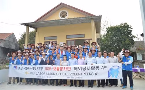 韩国国民银行代表团与富寿省代表合影。（图片来源：富寿省外事厅网站）
