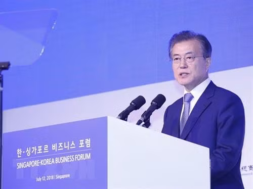 韩国总统文在寅在新加坡企业论坛上发表讲话。(图片来源:YONHAP) 韩国总统文在寅在新加坡企业论坛上发表讲话。(图片来源:YONHAP)