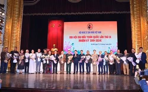 越共中央政治局委员、中央书记处书记、中央宣教部部长武文赏与第九届执行委员会合影。图自越通社 越共中央政治局委员、中央书记处书记、中央宣教部部长武文赏与第九届执行委员会合影。图自越通社