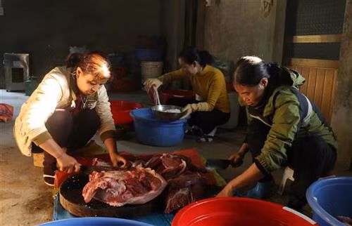 老街省烟熏腊肉、腊肠以特色味道闻名远近。图自越通社