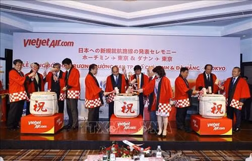 阮春福出席越南飞往日本两条直达航线开通仪式。图自越通社 阮春福出席越南飞往日本两条直达航线开通仪式。图自越通社