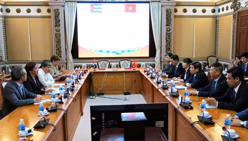 双方会见场景。图自越通社