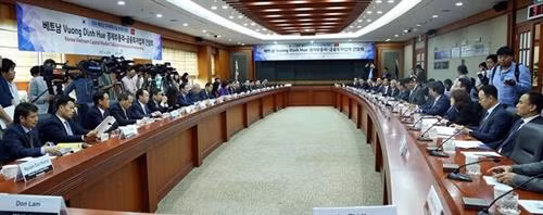 王廷惠一行在首尔会见韩国企业代表。图自越通社 王廷惠一行在首尔会见韩国企业代表。图自越通社