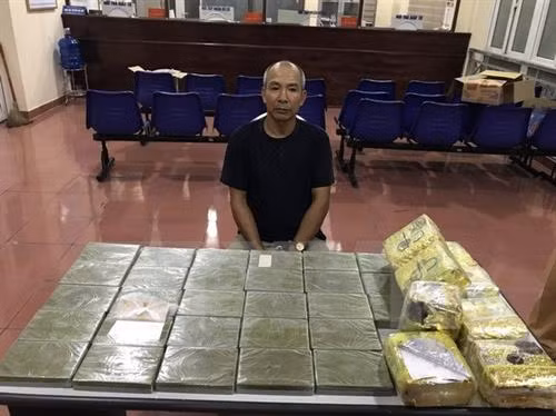贩毒团伙头目为海防人吴则协和缴获的毒品。(图片来源:越通社) 贩毒团伙头目为海防人吴则协和缴获的毒品。(图片来源:越通社)