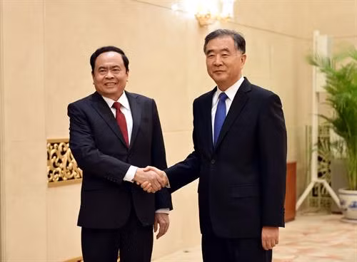 越南祖国阵线中央委员会主席陈青敏（左）与中国人民政治协商会议第十三届全国委员会主席汪洋 图自越通社