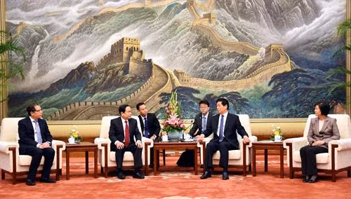 陈青敏在人民大会堂会见中共中央政治局常委、中国全国人民代表大会常务委员会委员长栗战书。 图自越通社