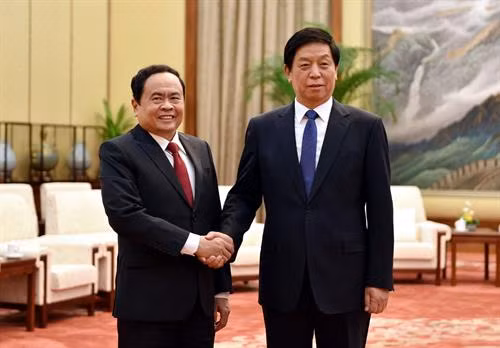陈青敏与中共中央政治局常委、中国全国人民代表大会常务委员会委员长栗战书。 图自越通社