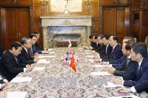 越南国家主席陈大光（右）会见日本国会众议院议员古屋圭司。（图片来源：越通社）