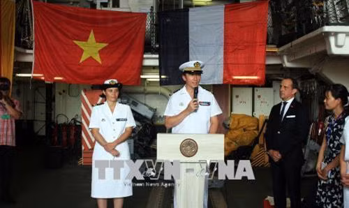法国海军大校Jean Porcher介绍法国海军此次访问的行程。(图片来源:越通社) 法国海军大校Jean Porcher介绍法国海军此次访问的行程。(图片来源:越通社)